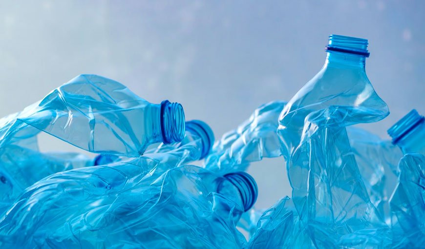 Empresa cria forma de reutilizar detritos plásticos no varejo