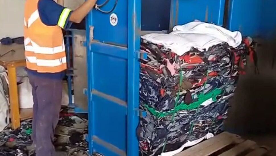 Hospitais reciclam esponjas e enxovais que são transformados em bancos, lixeiras e até revestimento automotivo.