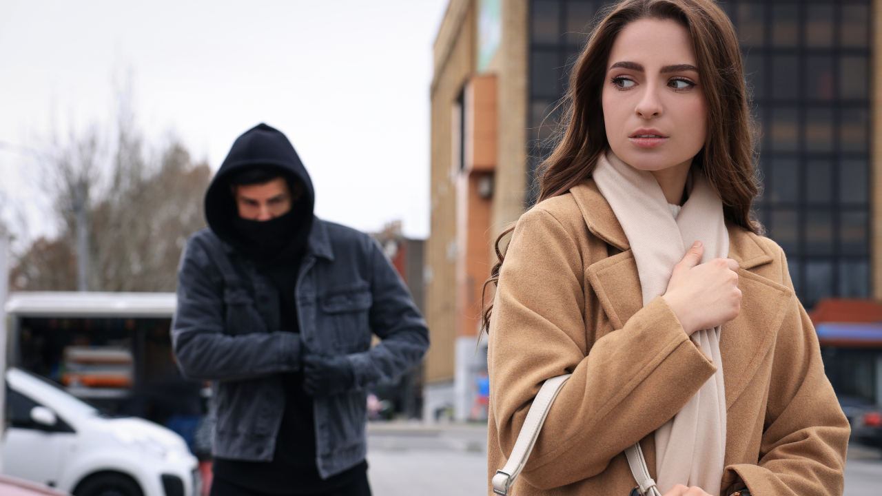 Assédio e discriminação nas mídias sociais: o que há por trás do "stalking"?