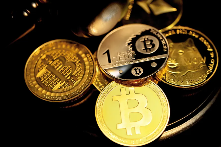Token ligado à inteligência artificial dispara e impulsiona alta das criptomoedas em fevereiro