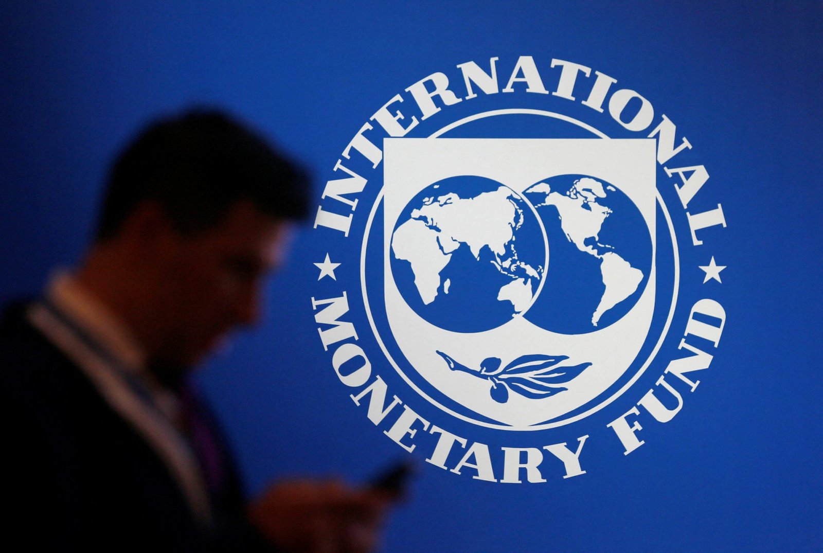 FMI emite alertas de risco financeiro