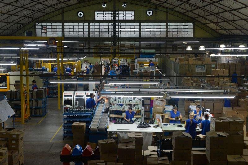 Emprego na indústria: logística, construção civil, vestuário e energia vão abrir 540 mil vagas