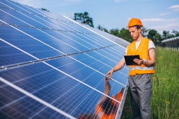 Preço médio da energia solar cai 15% em relação a 2022
