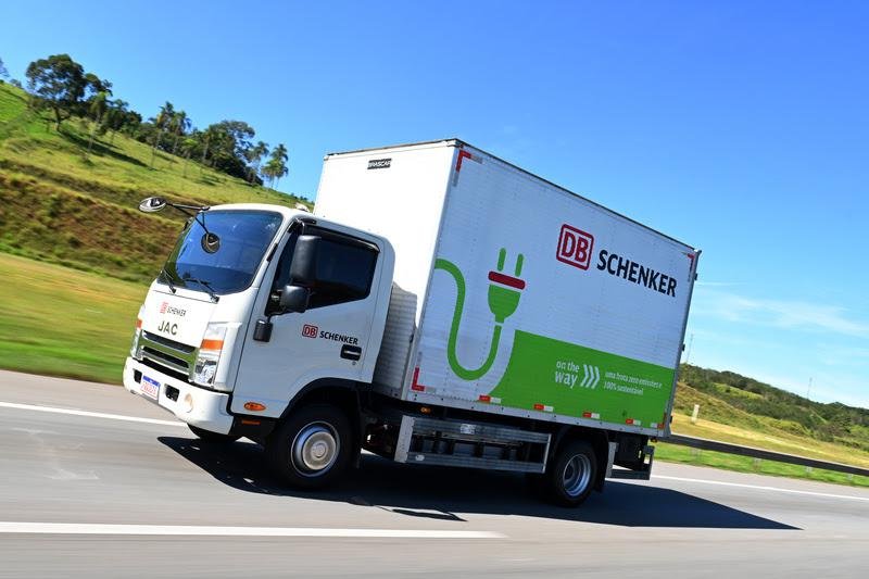 DB Schenker Brasil impulsiona sustentabilidade com caminhões elétricos