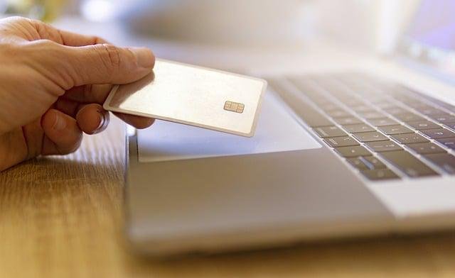 E-commerce no Brasil: 85% dos brasileiros realizam pelo menos uma compra por mês