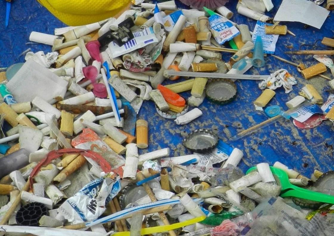 Plástico é o resíduo mais encontrado nas praias do litoral de SP