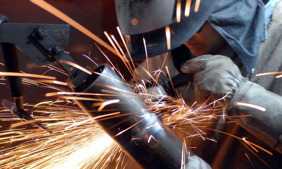 Produção industrial avança em abril