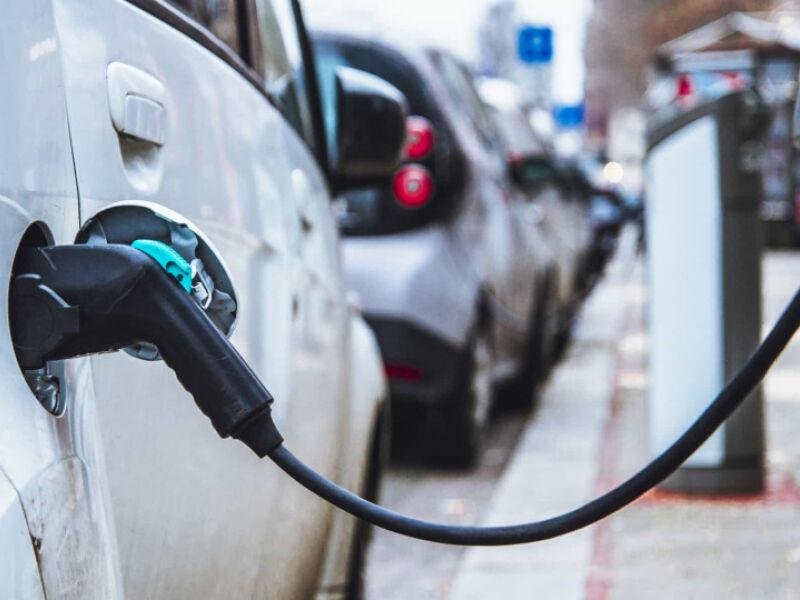 Carros elétricos dão salto de 288% no Brasil