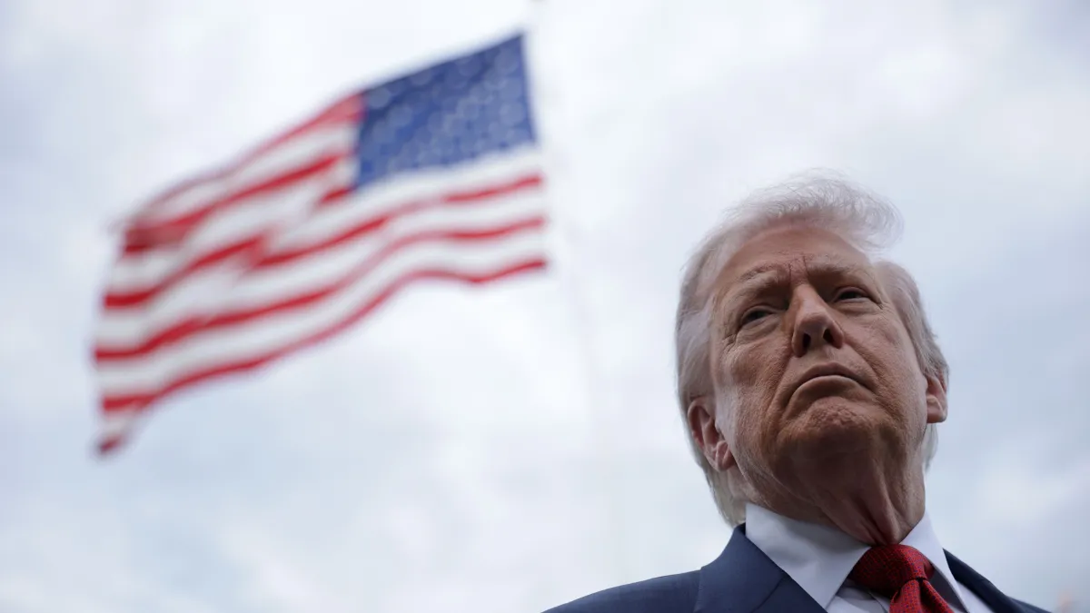 Trump diz que que manterá bloqueio em Hormuz e pede que negociadores de acordo não se precipitem - Folha de S.Paulo